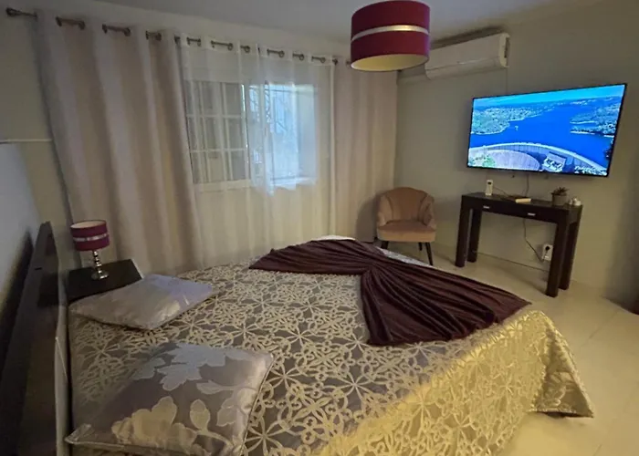 Paradise House - Apartment In Villa With Private Pool And Private Garden