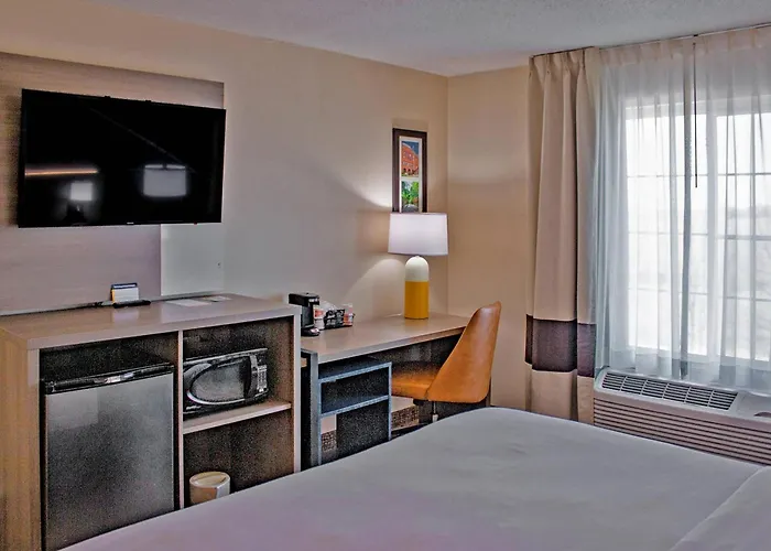 Comfort Inn & Suites Geneva- West Chicago