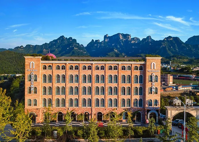 Roy Sean Zhangjiajie Tianmenshan Cableway Branch Airport Pick-Up & Drop-Off