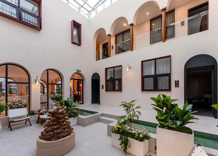 AND·U Designer Homestay (Dukezong Ancient Town Moonlight Square Branch)