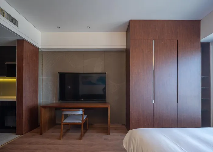 Dalian Zhongshan Square Seaview Meilun Hotel