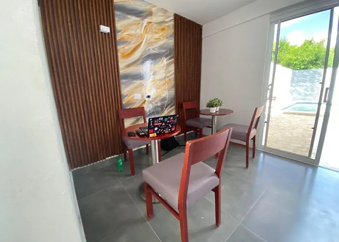 Hostal y Piscina