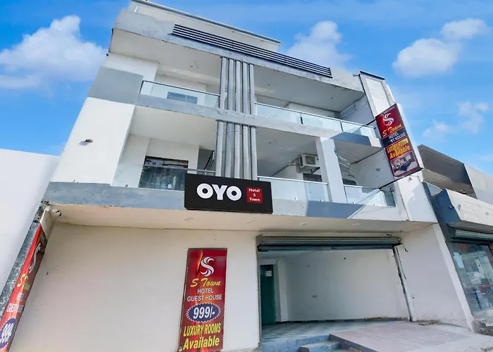 Hotel O S Town Guest House