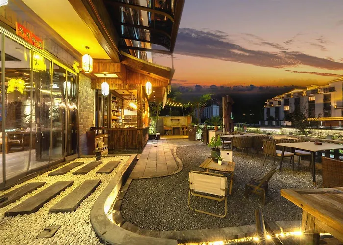Phoenix Ancient Hill Riverside View Hotel- Offers Free One-Way High-Speed Rail Pick-Up Service -Two Cups Free Cockt-Free Self-Service Washing Machine With Dryer