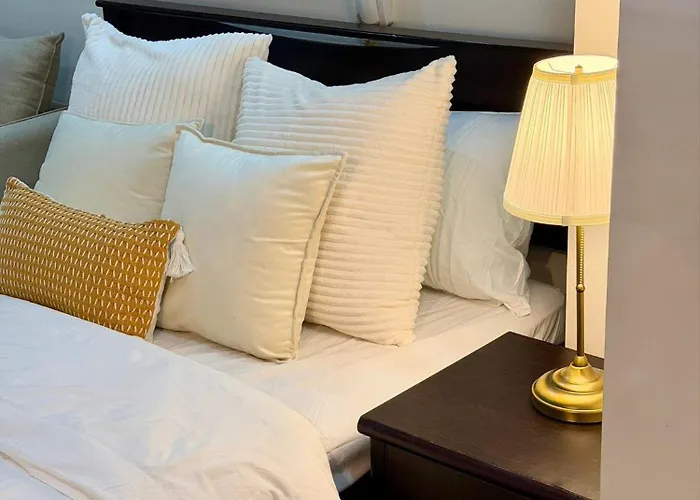 Deluxe Room With Pool View Unit In Poblacion