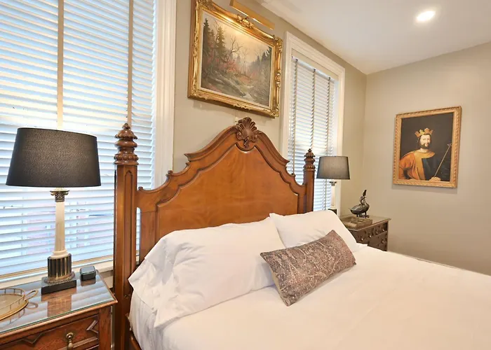 Magnolia Hall - Henderson Suite - King Suite