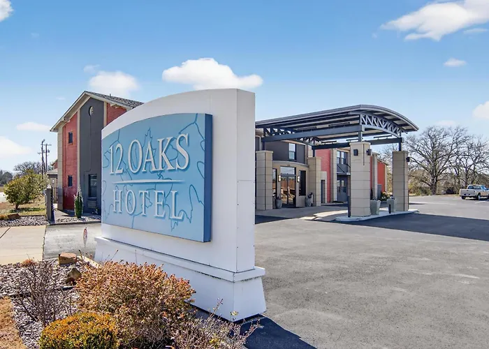 12 Oaks Hotel