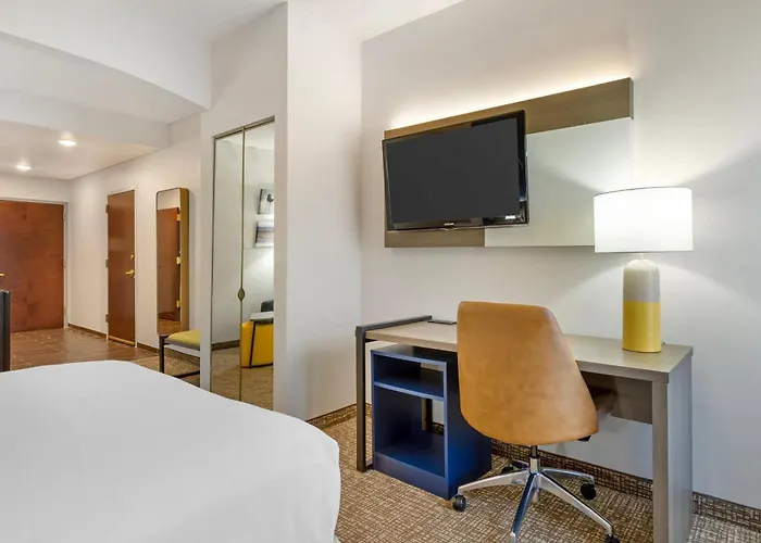 Comfort Suites East Brunswick - South River