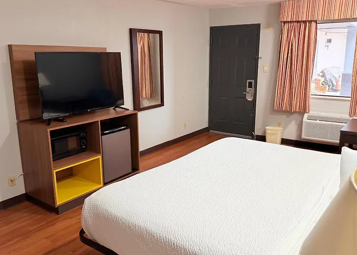 Days Inn & Suites By Wyndham Winnie