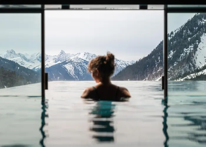 Wohlfühlhotel Hubertushof am Arlberg - Ski-In&Ski-Out - Sky Pool