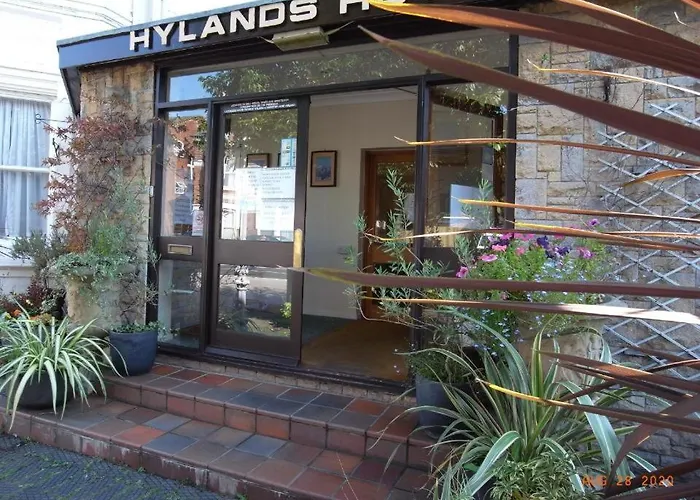 Hylands Hotel Spacious & Bright Triple Room With Ensuite Bathroom And Free Parking