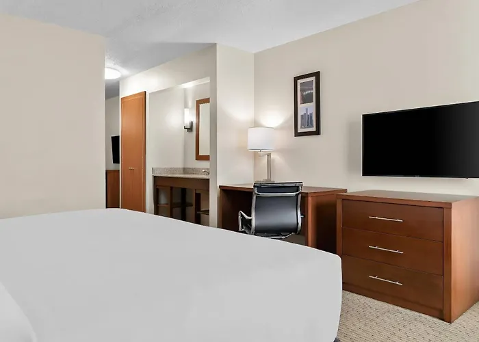 Comfort Inn & Suites Taylor - Detroit