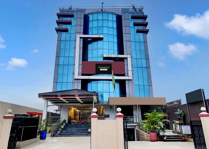 Townhouse Hatigaon Near Medicity Formerly Hotel Grand Majesty