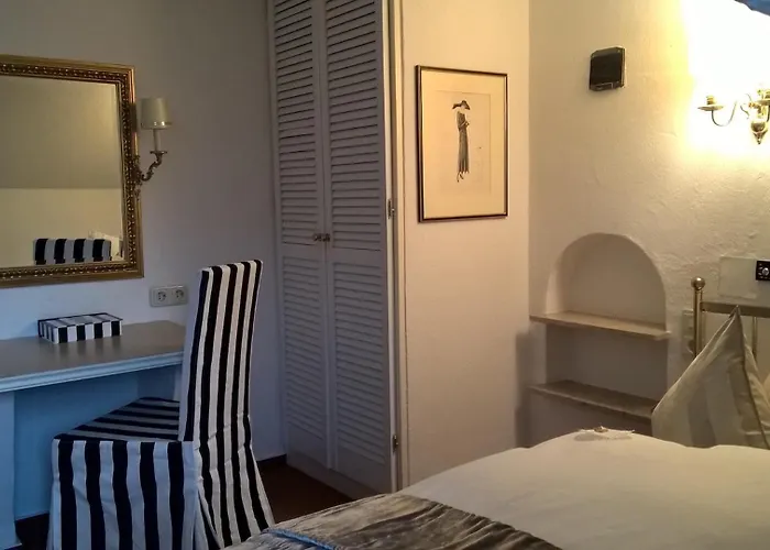 DAS KLEINE HOTEL IPHOFEN, klimatisierte Zimmer- 55 TV, TV mirroring, kleines Secret mit Garten&Terrassen, nahe aller VDP Weingüter, Hunde willkommen, fine dining, nahe KNAUF GIPS KG und KNAUF IT ConneKT