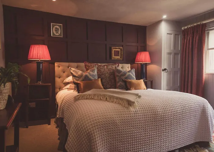The Greyhound On The Test Hotel