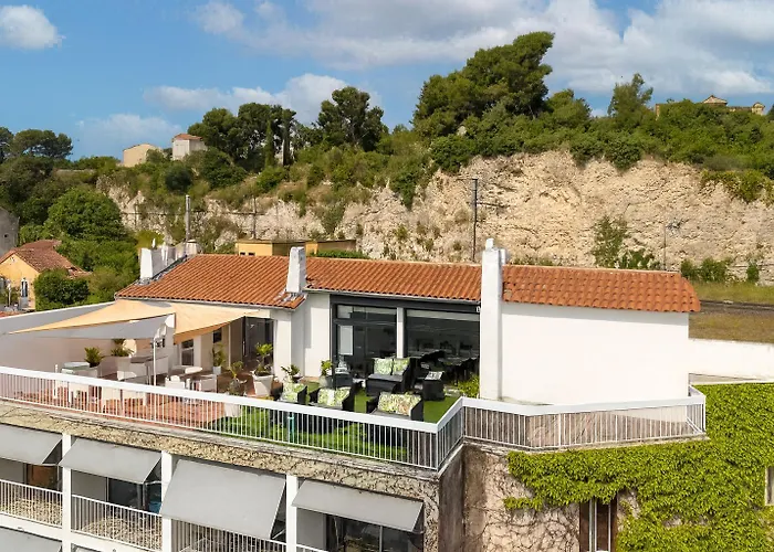 Cit Hotel L Oasis D Avignon