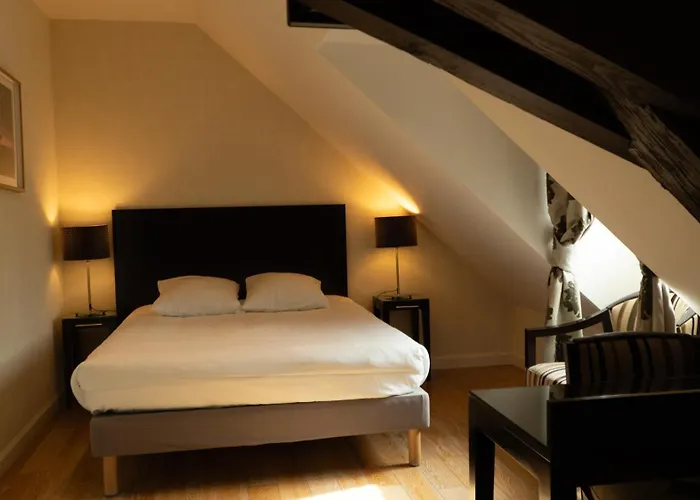 Logis Hôtel L'Orée des Charmes et son restaurant L'évYdenCe