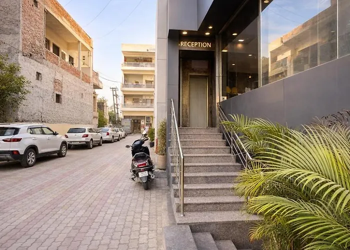 Jbs Comfort Residency Zirakpur Chandigarh # Couple Friendly # Parking # Lift #Travelers Choice