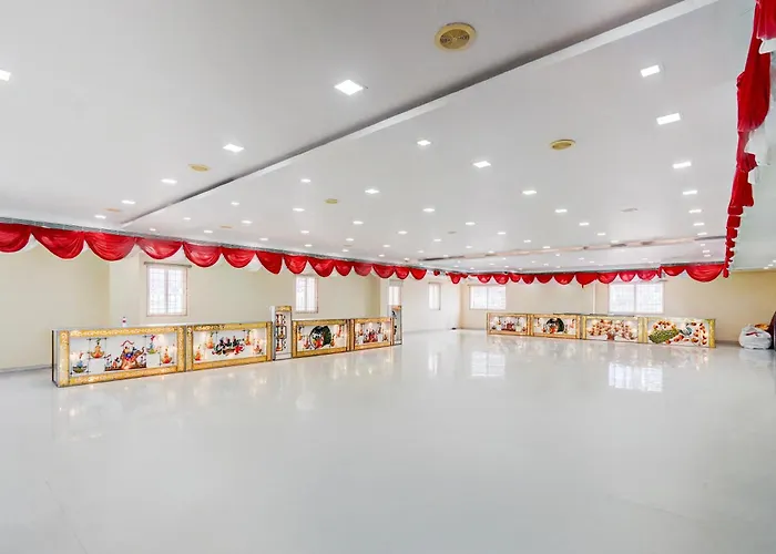 Townhouse Kanithi Road Formerly Rr Function Hall Luxury Rooms
