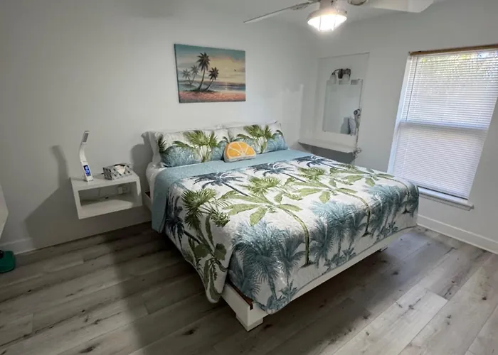 Boutique Hotel Across From Cocoa Beach, Pool 1