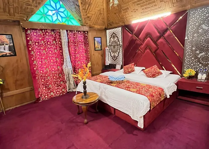 Shangrilla Houseboat