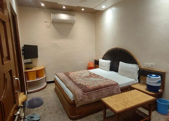 Hotel Priyanka - 750 Metres From Nakki Lake Near Bus Stand