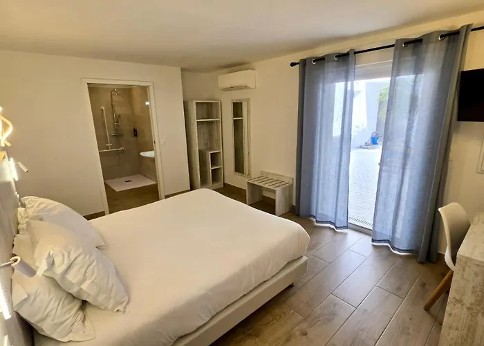Hotel Les Palmiers En Camargue