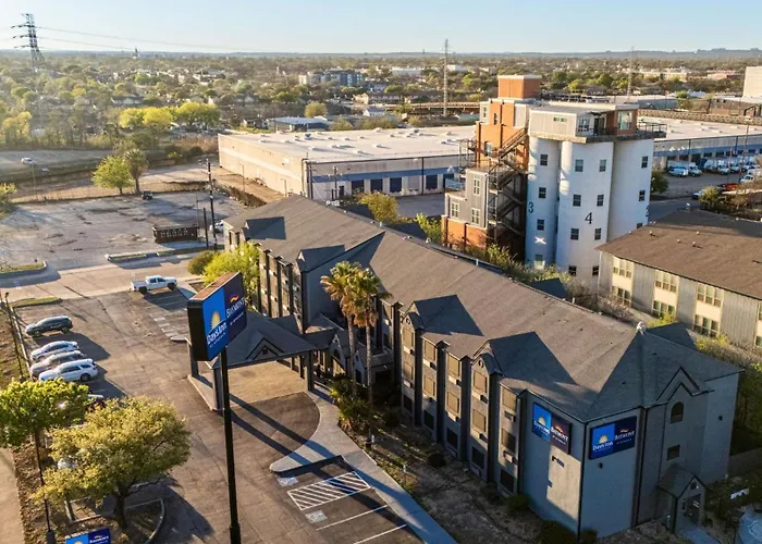 Day Inn By Wyndham San Antonio Downtown