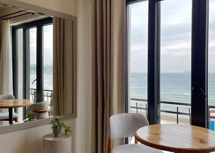 8 Rooms Hotel