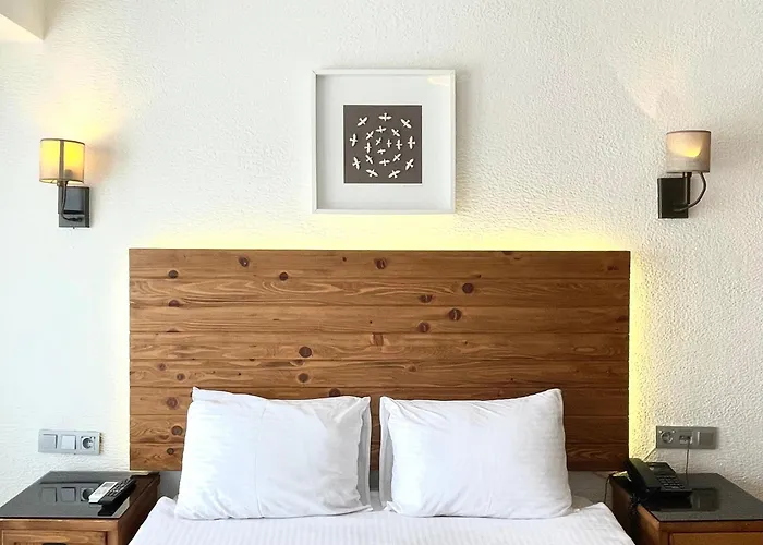 8 Rooms Hotel