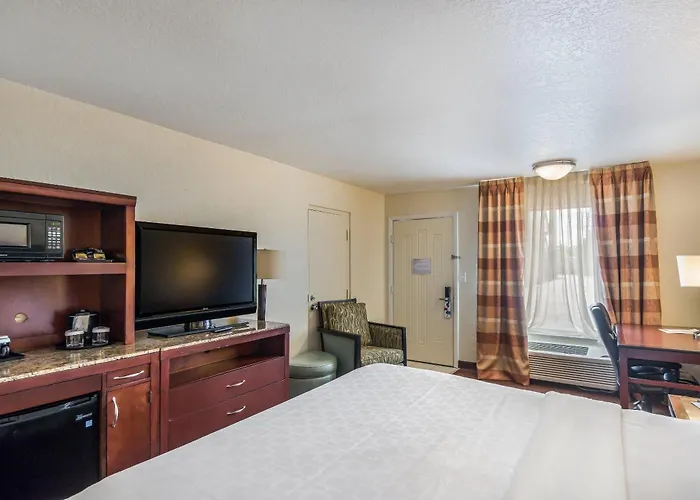 Clarion Inn & Suites Central Clearwater Beach