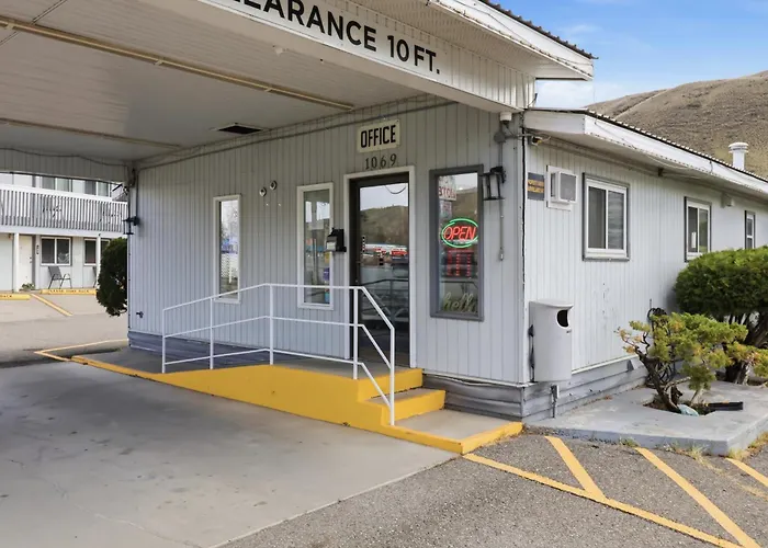 Canada'S Best Value Desert Inn & Suites