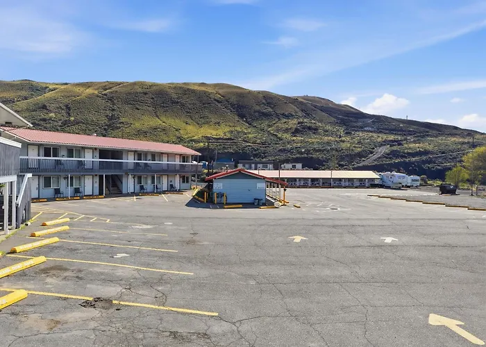 Canada'S Best Value Desert Inn & Suites