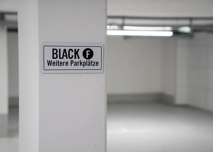 Black F House - Serviced Apartments