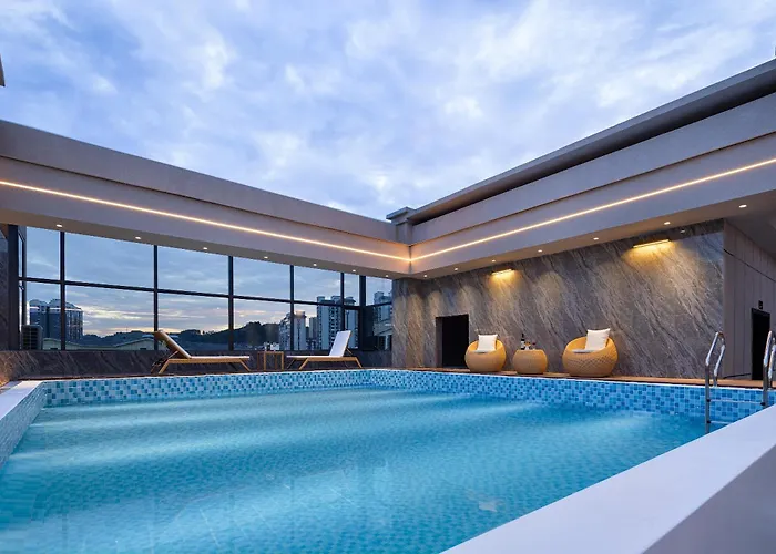 Phoenix Sky Pool Hotel-Newly Opened 2026 Free Pick-Up Service Rooftop Infinity Pool Kids Playground On-Site Cafe Near Fenghuang Scenic Area