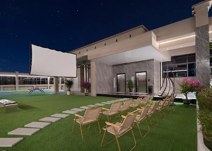 Phoenix Sky Pool Hotel-Newly Opened 2026 Free Pick-up Service Rooftop Infinity Pool Kids Playground On-site Café Near Fenghuang Scenic Area