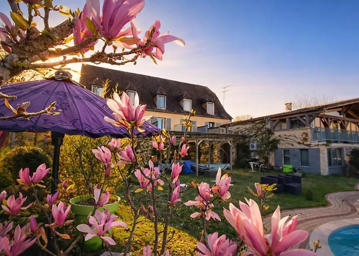 Hotel Bien-Etre Aux Cypres De Marquay-Calme Et Elegance-Laissez-Vous Porter Par Une Ambiance Chaleureuse Ou Chaque Instant Compte-Decouvrez Un Havre De Paix Ou Nature Et Confort Se Marient Pour Vous Offrir Une Experience Unique- Reservez Des Aujourd'