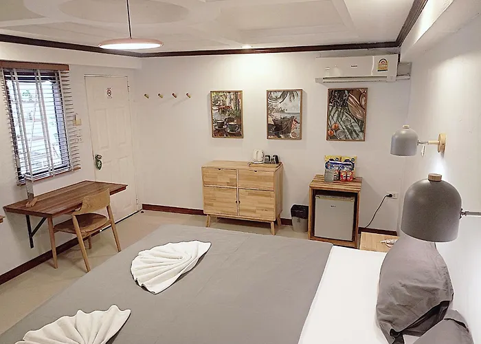 The Reef Hotel & Studios