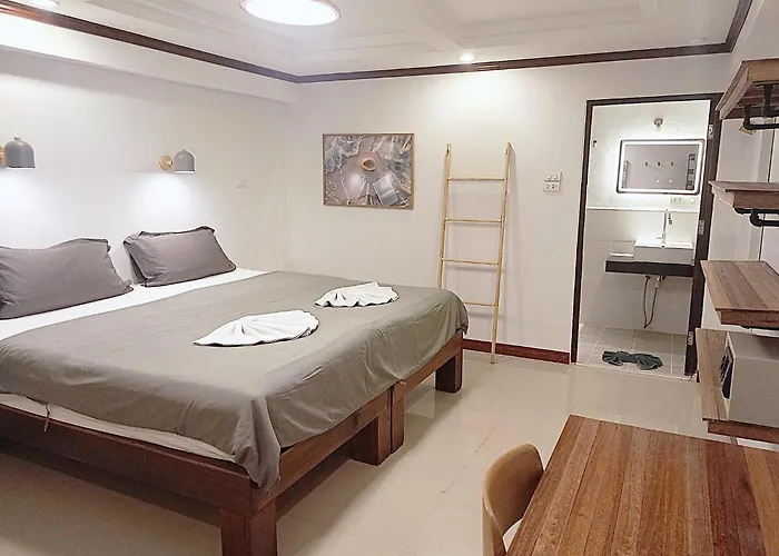 The Reef Hotel & Studios