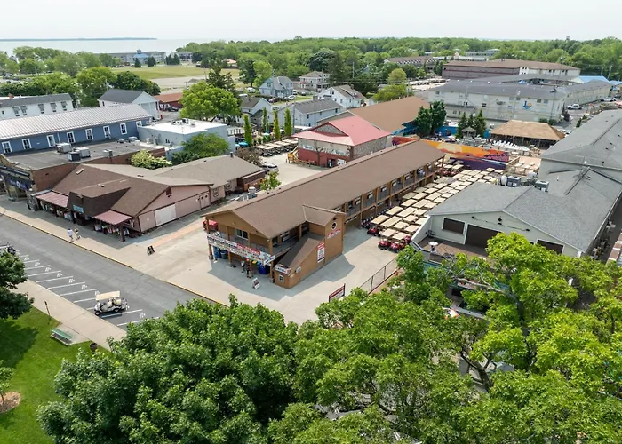 Edgewater Hotel And Suites