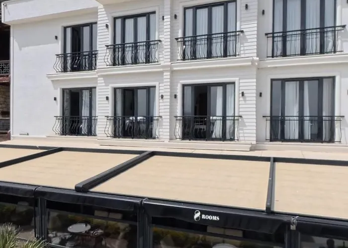 8 Rooms Hotel