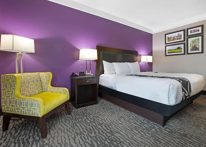 La Quinta By Wyndham Pearland Hotel