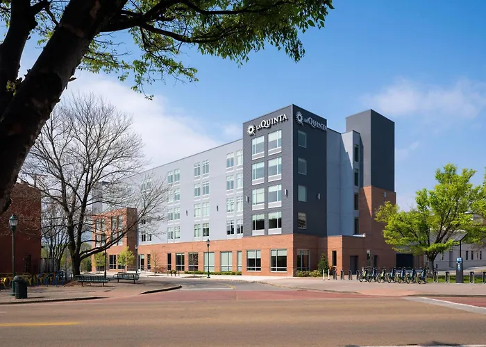 La Quinta Inn & Suites By Wyndham Chattanooga Downtown/South