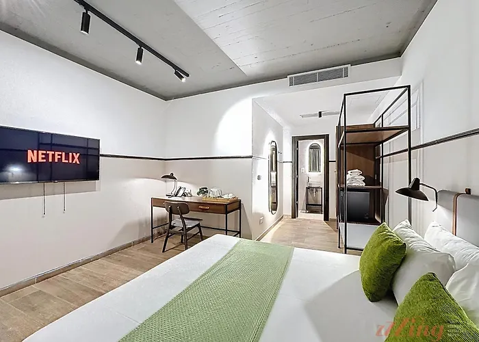 South 32 Hotel By Zzzing