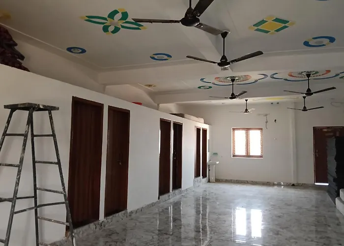 Hotel Shri Girraj Dham Vrindavan