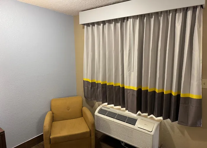 Super 8 By Wyndham Tulsa - Route 66