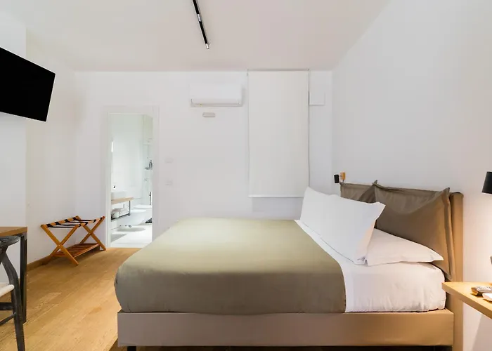 Glass House - Smart Rooms & Parking