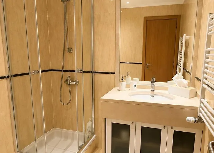 Cosy Room With Bathroom And Private Access Sesimbra