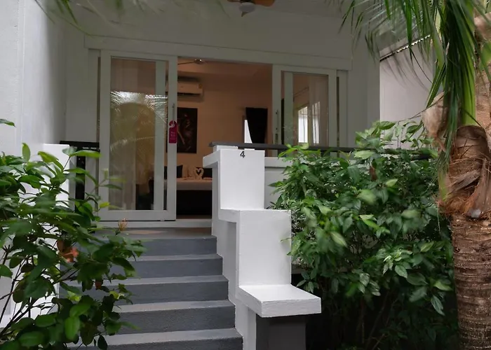 The Cosy Maenam Beach Resort
