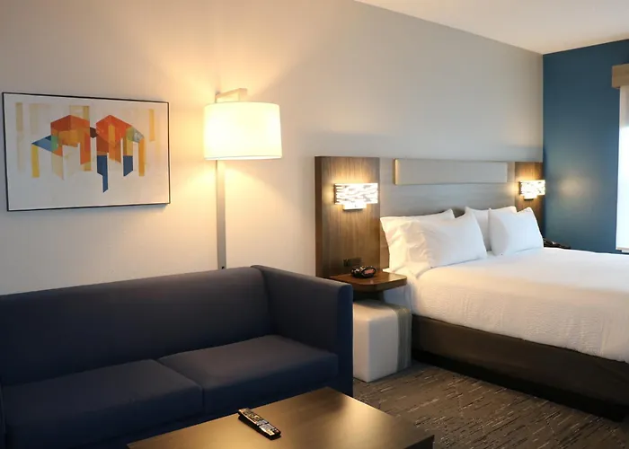 Holiday Inn Express&Suites Marquette, an IHG Hotel